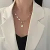 Colar Cruzado Europeu e Americano Joia Retro Patchwork de Pérolas Artificiais para Mulheres Corrente de Temperamento de Luxo Leve de Alta Qualidade Uso em Camadas Corrente da Clavícula