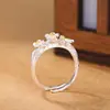 Anel Aberto Flor de Ameixa Criativo Banhado a Prata para Mulheres, Design Floral Vintage Bicolor, Joia Elegante e Fresca de Anel Flor de Cerejeira Atacado