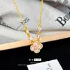 Colar de Trevo de Quatro Folhas Banhado a Ouro Levemente Luxuoso com um Toque de Alto Padrão, Mesmo Estilo do Xiaohongshu, Design Feminino com Diamantes, Corrente para Clavícula de Concha de Trevo de Quatro Folhas