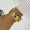 Pulseira Cruzada Europeia e Americana com Folhas e Flores Irregulares Série Oceano em Aço Inoxidável para Mulheres com Padrão Suave de Martelamento Metálico Personalizado