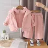 Novo conjunto de inverno para meninas: um conjunto de moletom com capuz, forrado de fleece e quentinho, incluindo um colete, perfeito para manter os pequenos aconchegados no frio