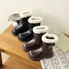 Chegada Nova Outono 2026 Botas Curtas Quentes com Veludo Extra Solado Grosso Botas Martin Botas com Fivela de Couro Salto Médio Botas Peludas Botas Femininas da Moda