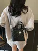 Bolsa pequena popular e moderna para mulheres, bolsa transversal casual versátil nova para o verão de 2026, bolsa de mão estilo coreano tipo balde