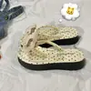 Sandálias de espinha de peixe confortáveis, versáteis, casuais e duráveis em estilo coreano para o verão, com uma sola macia que aumenta a altura e um toque de fada.