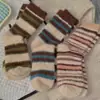 Calcetines de Felpa Rayados Retro Cálidos para Otoño e Invierno para Mujer, Calcetines Medios Espesos de Felpa de Visón Empalmados por Color, Calcetines Suaves, Cerosos, Esponjosos para el Suelo