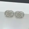 Novos Brincos Estilo Chanel 2025 com Strass para Mulheres, Pino de Prata, Brincos Duplos C Vazados de Luxo de Alta Qualidade Atacado