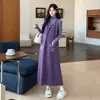 Novo conjunto de maternidade outono/inverno: Camada base estilo coreano de gola alta parcial + vestido com bordado floral, um conjunto de duas peças que esconde a barriga e cria um efeito emagrecedor