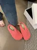 Sapatos peludos femininos para uso externo, novos estilos de outono e inverno, biqueira larga, biqueira fechada, de calçar, forrados com fleece, quentes e fáceis de usar, perfeitos para dias preguiçosos