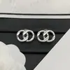 Fornecimento Exclusivo Transfronteiriço de Brincos Novos Estilo 2025 Inspirados em Chanel com Letras Duplas C Lisas para Mulheres, Réplica de Alta Qualidade com Etiqueta, Atacado