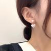 Pendientes coreanos de alta gama de varios estilos y gran venta transfronteriza, pendientes de perlas de imitación para otoño e invierno, ligeros, creativos y de moda.