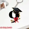 Nuevo llavero acrílico plano 2D transfronterizo para graduación, birrete con letras y números, colgante de temporada de graduación para los que se gradúan