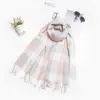 Venta al por mayor de bufandas a cuadros nuevas para mujer, estilo coreano, cálido chal de cachemira, bufanda larga gruesa que combina con todo, otoño e invierno.