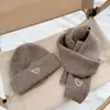 Conjunto de Tricô Bordado com Tema de Amor para Crianças Outono e Inverno Bebê Macio e Quente Conjunto à Prova de Frio Chapéu e Cachecol de Lã Atacado