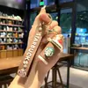 Llavero Starbucks Taza de Té con Leche Muñeco de Dibujos Animados Llavero de Coche Colgante para Bolso Máquina de Garra Regalo Pequeño Venta al por Mayor