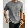 Top de punto vintage de cuello redondo y manga corta con textura de trenzado tridimensional, camiseta de verano transpirable de ajuste ceñido para hombre