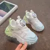 Sapatos Femininos Primavera e Outono 2023 Novos Tênis Infantis de Couro Impermeáveis Tênis Infantis Grandes com Botão Giratório Sapatos de Torre para Meninas