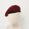 Boina de Lana Roja Plisada con Ribete de Piel y Forro de Pico de Pato