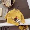 Conjunto de primavera e outono estilo coreano para meninos e meninas, apresentando um fofo conjunto de colete de tricô com desenho animado, um conjunto de três peças estiloso e casual para bebês