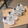 Tênis estilo pai para crianças com design de malha respirável e fivela giratória, novo modelo de outono para crianças maiores, meninos e meninas, sapatos casuais de sola macia