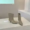 Botas curtas versáteis de bico fino pontudo estilo francês em couro macio, modernas, emagrecedoras, confortáveis, com cano largo, de calçar simples