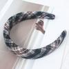 Diadema de ala ancha con diseño de cuadros estilo universitario para mujer, accesorio para el cabello con presión, estilo retro, elegante y extrovertido.