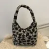 Bolsa de Axila Peludinha Fofa Popular para Outono e Inverno para Mulheres 2025 Nova Tendência Estilo Coreano Bolsa de Ombro de Pelúcia com Estampa de Vaca para Mulheres