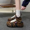Novos sapatos casuais esportivos de outono que aumentam a altura, versáteis, tênis de sola grossa para mulheres, sapatos de treino alemães, vermelho