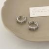 Pendientes pequeños de circonita Xiangfeng, combinables con todo, de alta gama, con un toque de celebridad de Internet, diseño de nicho, elegantes y elegantes, con hebilla para las orejas, joyería para las orejas.