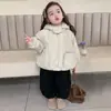 Jaqueta de algodão com capuz para meninas com acabamento franzido, novo estilo inverno 2026, conjunto de outono moderno e estiloso, casaco de algodão casual super fofo