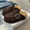 Pantuflas de slip-on retro con hebilla metálica para otoño/invierno 2026, con parte superior peluda y un estilo cómodo y relajado, similar a las pantuflas de algodón estilo Birkenstock.
