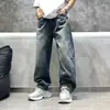 Nueva tendencia de principios de otoño: pantalones stylish y únicos de estilo retro americano con dobladillo curvo, pantalones vaqueros holgados de moda casual para hombre