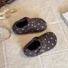 Zapatos Birkenstock de Lunares Estilo Coreano para Niñas Otoño/Invierno 2026 Nuevas Llegadas Zapatos Individuales Casuales Versátiles para Niñas Pequeñas Zapatos Pequeños de Piel con Forro de Felpa