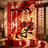 Decorando o quarto do noivo, a sala de estar e a varanda com grandes decorações de tecido penduradas para "Nossa família é feliz" e um conjunto completo de decorações festivas de casamento para a noiva