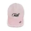 Boné de Baseball Feminino Outono e Inverno Versão Coreana Novo Espessado Quente Lã de Cordeiro com Bordado de Letras, Boné de Bico de Pato Tendência Emagrecimento Facial