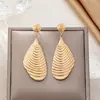Brincos de Metal com Padrão de Concha e Padrão de Onda, Design de Nicho Transfronteiriço, Luz Luxuosa, Versáteis para o Dia a Dia com um Toque de Alto Padrão