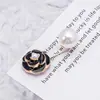 Broche de Camélia Anti-Exposição Pin Moderno Pin de Gola de Pérola Feminino Fixador de Cardigan Acessório de Roupa Modelador de Cintura