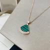 Colgante de Ágata Roja Edición Alta Cadena Clavicular Versátil Acero de Titanio Chapado en Oro Rosa de 18K Nácar Blanco Forma de Abanico Collar Falda Pequeña
