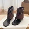 Primer Encuentro con las Nuevas Sandalias de Tanga Estilo Retro Romano para Mujer, Primavera/Verano 2026, Estilo Bota de Caña Corta con Diseño de Tanga