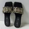 Estilo Resort 2026 Novas Chinelas Planas Quadradas Retrô com Strass para Mulheres, Sandálias de Praia da Moda com Uma Tira para Mulheres