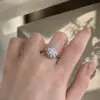 Anillo para mujer de alta lujo, corazón super brillante con engaste de garra, 2 quilates, diseño de lazo, micro pavimentado con circonita cúbica brillante de ocho corazones y ocho flechas