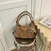 Bolso de mano con tachuelas estilo coreano, atrevido, inspirado en motocicletas para mujer, perfecto para otoño, con un look retro, chic y sofisticado, versátil como bolso de hombro o bolso tipo almohada