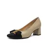 Sapatos de Pele de Ovelha Estilo Chanel Salto Grosso Camada Única Feminino Primavera e Outono 2024 Cor Elegante Combinada Sapatos Rasos Estilo Francês para Mães Sapatos Profissionais de Salto Alto