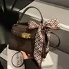 Bolso de Diseño de Nicho para Mujer 2025 Invierno Nuevo Estilo de Alta Gama Casual Versátil Bolso de Hombro Moderno Bolso Cruzado