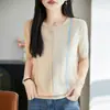 Elegante blusa de tricô com gola redonda, blocos de cor e mangas curtas em seda gelada para mulheres, camiseta leve, versátil, modeladora e que rejuvenesce