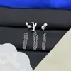 Pendientes de botón con letras y logo de marca de lujo europea y americana transfronteriza, versión de alta gama nueva, pendientes de trébol de cuatro hojas con aguja de plata para mujer, venta al por mayor
