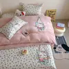 Bonita Colcha de Dibujos Animados de Terciopelo de Leche para Otoño e Invierno con Parche Bordado Juego de Tres Piezas con la Misma Funda de Edredón Juego de Cuatro Piezas con Acolchado de Algodón a Heattech