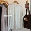Camiseta de manga larga a rayas azules y blancas para mujer, cubierta ligera de verano para protección solar, diseño dividido en la espalda, top holgado con sentido de diseño