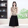 Nuevo vestido estilo chino para madres, nuevo modelo de verano 2025, cuello solapa elegante, adelgazante y elegante, vestido de longitud media de dos piezas falso