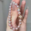 Estilo Igual ao Livro Vermelho Pequeno de Concha Rosa com Sensação Dourada Trevo de Quatro Folhas Pérola Roxa Pulseira Feminina Joia de Mão Exquisita