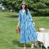 Vestido de algodão e seda brilhante e estiloso para viagem a Yunnan no início do verão de 2026, vestido de praia popular deste ano para mães, vestido longo esvoaçante